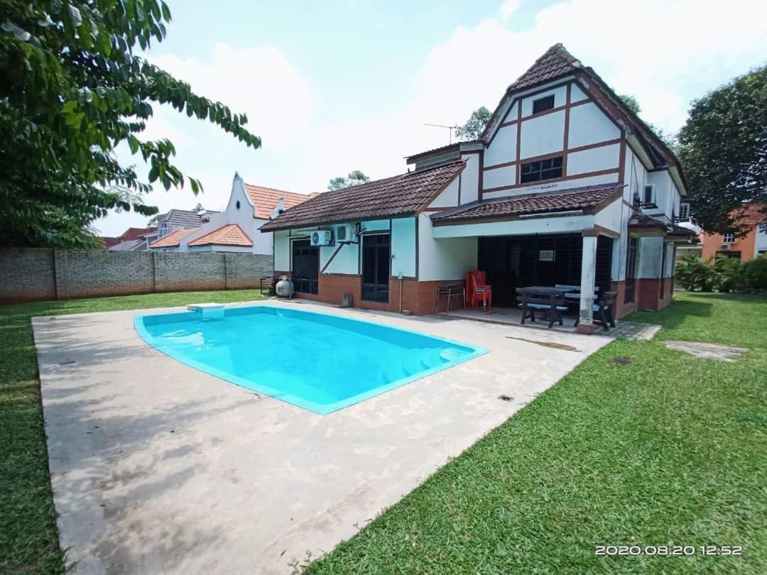 Villa With Private Swimming Pool Malacca Esterno foto